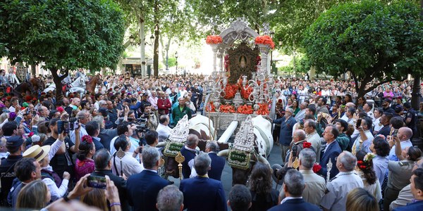 El alcalde de Sevilla despide en el Ayuntamiento a la Hermandad del Salvador y desea un buen camino a todas las filiales de la capital
