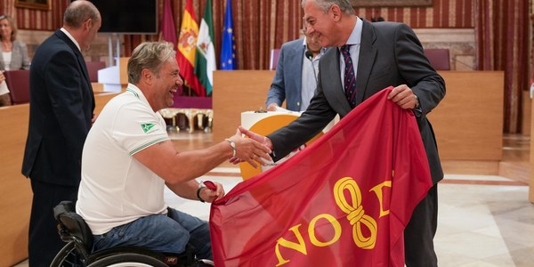 El alcalde de Sevilla homenajea a los deportistas olímpicos, paralímpicos y campeones del mundo del Club Náutico