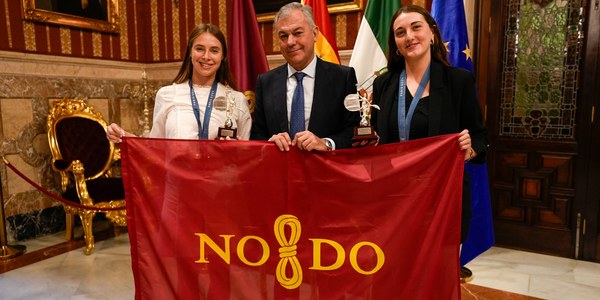 El alcalde de Sevilla, José Luis Sanz, recibe en el Ayuntamiento a las medallistas olímpicas en natación artística Alisa Ozhogina y Marina García Polo