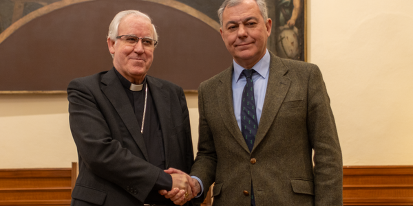 El alcalde de Sevilla, José Luis Sanz, y el Arzobispo, monseñor José Ángel Saiz, firman un convenio para facilitar el derecho constitucional a una vivienda digna