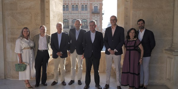El alcalde de Sevilla muestra su adhesión a la Hermandad del Cerro del Águila para que la Virgen de los Dolores sea patrona de su barrio