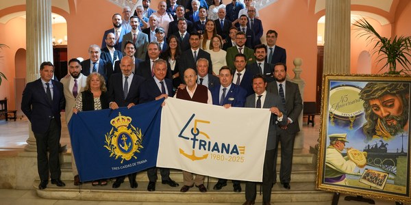 El alcalde de Sevilla preside la presentación del logo y cartel del 45.º aniversario de la Banda de las Tres Caídas de Triana