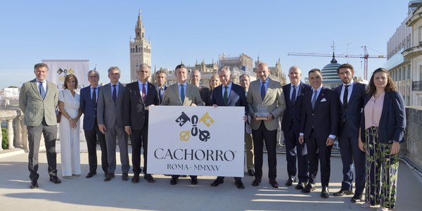 El alcalde de Sevilla recibe a la junta de gobierno del Cachorro a siete meses del Jubileo de las Cofradías de Roma en 2025