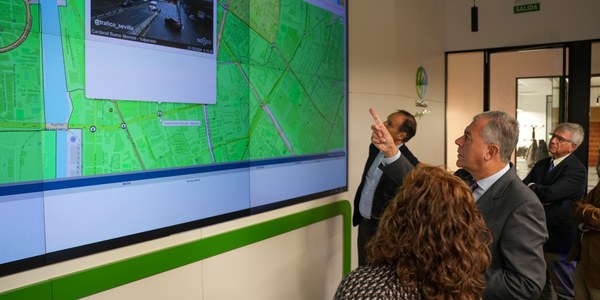 El alcalde destaca "la excelencia en la gestión del agua de Emasesa" durante su visita al Centro de Control de Operaciones