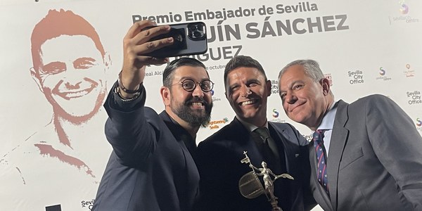 El alcalde entrega a Joaquín Sánchez el premio como “Embajador de Sevilla”