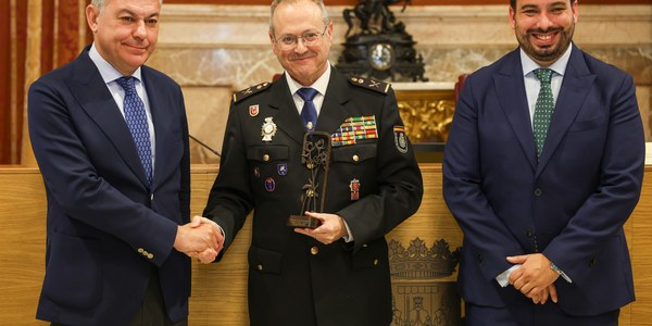El alcalde entrega el Premio Contra el Terrorismo Alberto Jiménez Becerril a la Policía Nacional