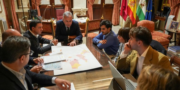 El alcalde explica a los vecinos el proyecto de mejora de la Ronda Urbana Norte