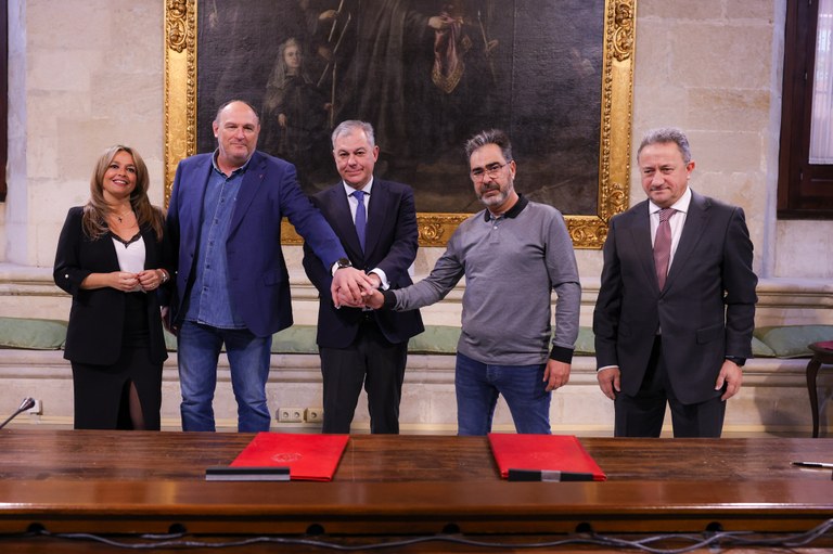 El alcalde firma el nuevo convenio colectivo de Lipasam hasta 2027 ...