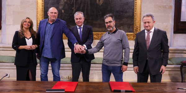 El alcalde firma el nuevo convenio colectivo de Lipasam hasta 2027, aprobado por mayoría absoluta por los trabajadores