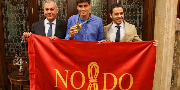 El alcalde recibe en el Ayuntamiento al campeón olímpico de fútbol en París 2024 Juanlu Sánchez