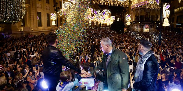 El alcalde Sanz enciende la Navidad, con un recuerdo muy especial a Valencia