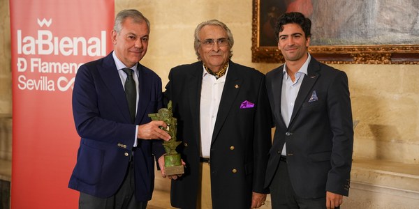 El alcalde Sanz entrega a José de la Tomasa el Giraldillo Internacional Ciudad de Sevilla