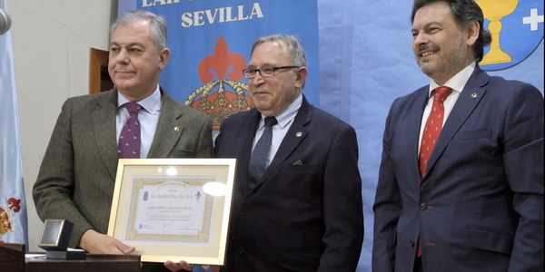 El alcalde Sanz recibe la ‘Anduriña de Oro’ en el Lar Gallego, en presencia del secretario general de Emigración de la Xunta de Galicia