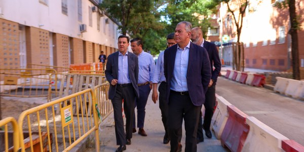 El alcalde Sanz supervisa las obras en El Porvenir y en Los Bermejales, destinadas a mejorar el estado del acerado y la accesibilidad