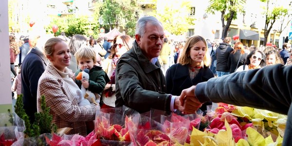 El alcalde Sanz visita el Mercado de las Flores del barrio de El Porvenir