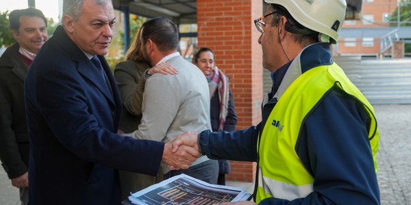 El alcalde supervisa la instalación del nuevo comedor provisional del colegio Valdés Leal