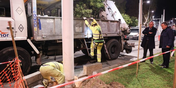 El alcalde supervisa los trabajos de retirada de las catenarias del tranvía que mejorarán el impacto visual en todo el entorno del Prado de San Sebastián