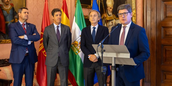 El Ayuntamiento acoge la presentación de Enrique Ybarra como «Sevillano del Año»