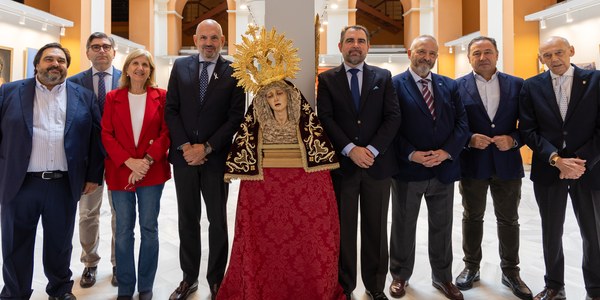 El Ayuntamiento acoge una exposición en memoria de Dubé de Luque con obras de 40 artistas plásticos