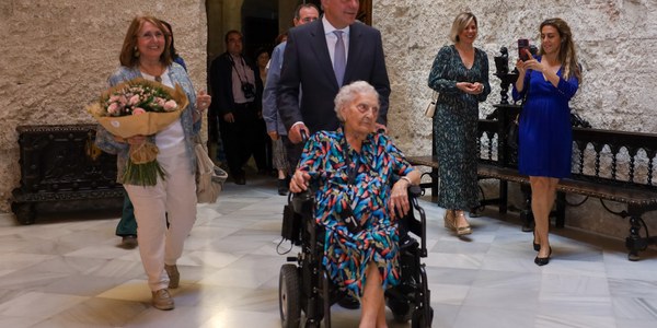 El Ayuntamiento arranca una iniciativa para homenajear a los sevillanos centenarios