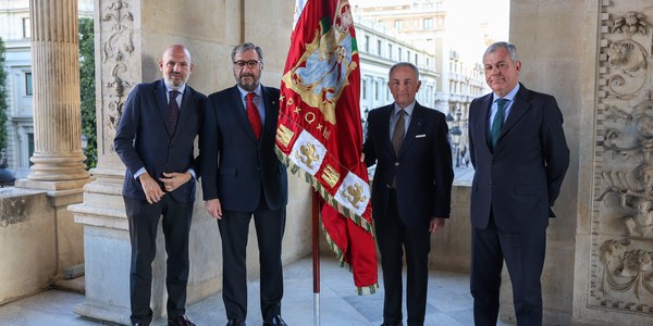 El Ayuntamiento cede a las hermandades de la Vera Cruz y el Cristo de Burgos una réplica del pendón de la ciudad para incorporarla a sus cortejos