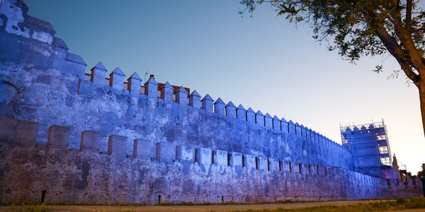 El Ayuntamiento concluye la iluminación ornamental de la muralla de la Macarena con equipos de última generación