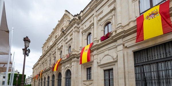 El Ayuntamiento engalana su fachada para celebrar los 10 años de la proclamación del Rey Felipe VI