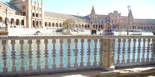 El Ayuntamiento finaliza la restauración de la balaustrada cerámica de la Plaza de España