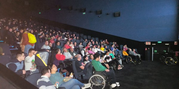El Ayuntamiento fomenta la inclusión acompañando al cine a 270 niños con discapacidad del distrito Este-Alcosa-Torreblanca