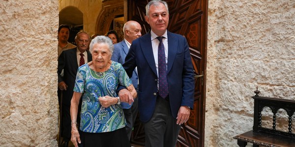 El Ayuntamiento homenajea a cinco sevillanos mayores de 100 años dentro del programa ‘Sevillanos centenarios’
