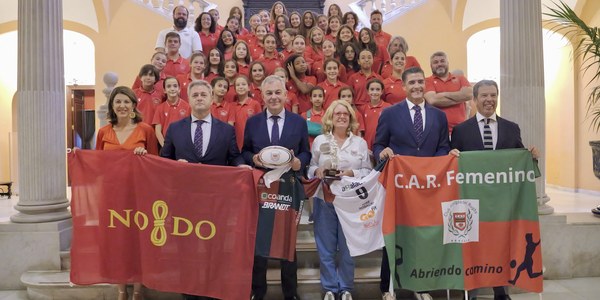El Ayuntamiento homenajea a los equipos femeninos M12 y M14 del Club Amigos del Rugby