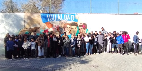 El Ayuntamiento impulsa la pintura de un mural a favor de la igualdad y contra la violencia de género en el CEIP Blas Infante