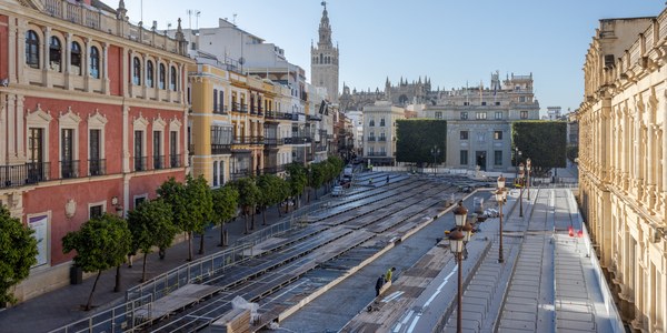 El Ayuntamiento inicia las obras de adecuación del pavimento en la Carrera Oficial y en las calles más concurridas en Semana Santa