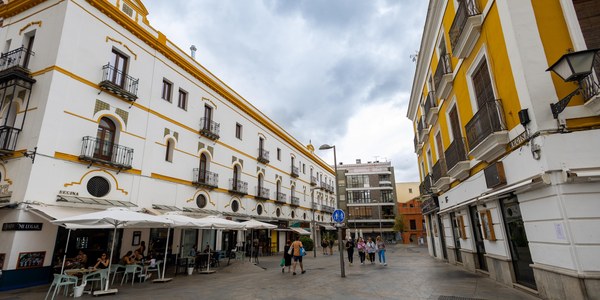 El Ayuntamiento inicia las obras de mejora de la calle Regina, que contará con más arbolado y recuperará el adoquín de Gerena