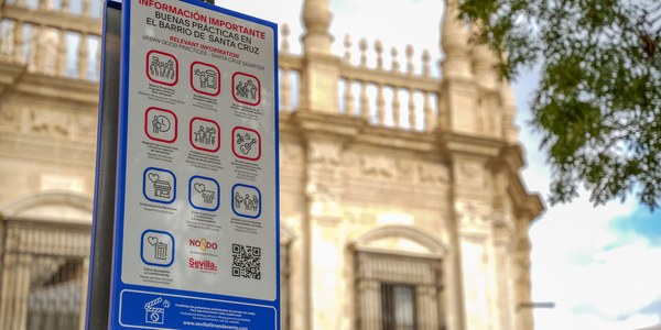 El Ayuntamiento instala las primeras placas de señalización y normativa de buenas prácticas en el Barrio de Santa Cruz