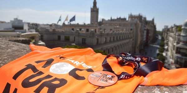 El Ayuntamiento presenta la camiseta y medalla conmemorativa de la 36.ª Nocturna del Guadalquivir KH-7