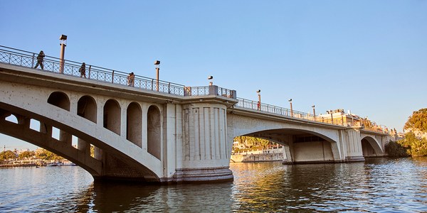 El Ayuntamiento reasfaltará el Puente de San Telmo con un pavimento de primera calidad tras diez años sin intervenciones