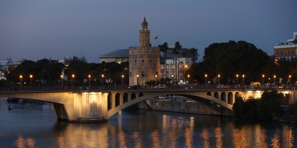 El Ayuntamiento renovará la iluminación artística de la muralla del Alcázar, el Archivo de Indias y la Torre del Oro