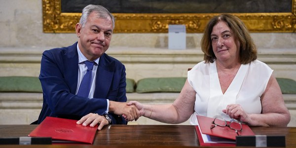 El Ayuntamiento y Feria del Libro Antiguo firman un convenio para impulsar el encuentro donde las actividades paralelas cobran protagonismo
