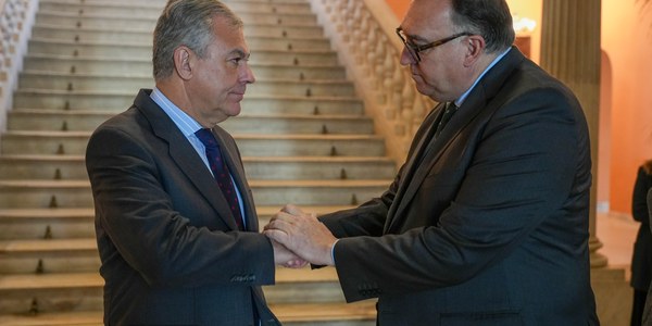 El Ayuntamiento y la Junta firman un convenio de colaboración para coordinar y reforzar el control de viviendas de uso turístico