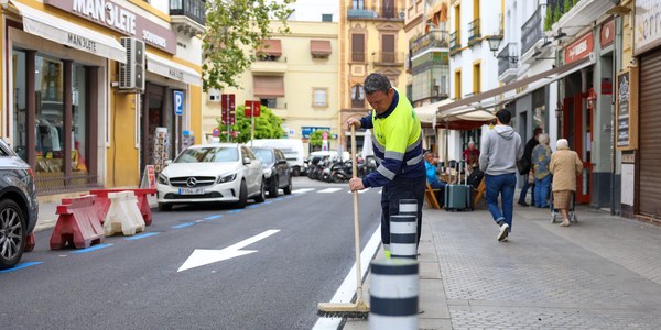 El Gobierno de Sanz reasfalta la calle Antonia Díaz en menos de 24 horas y acaba con los baches y socavones