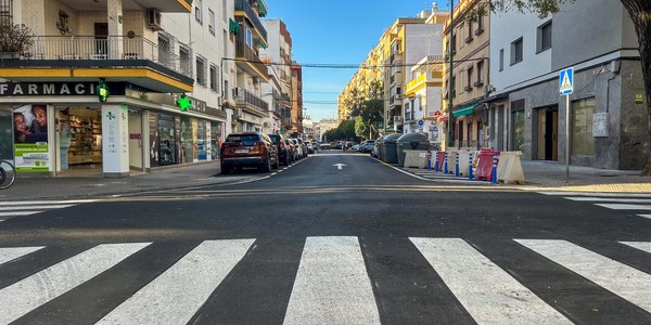 El Gobierno de Sanz reasfalta la calle León XIII dando seguridad vial a una arteria fundamental del Distrito Macarena