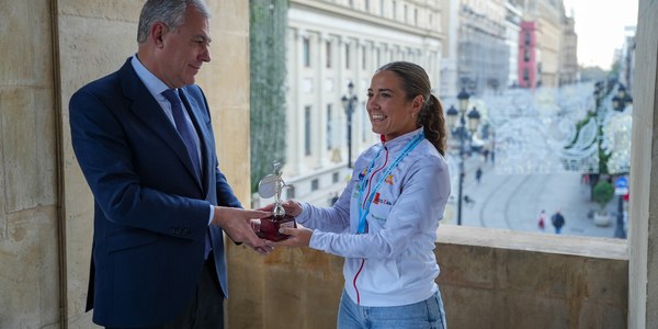 José Luis Sanz recibe en el Ayuntamiento a la piragüista sevillana Loreto Macho, subcampeona del mundo de barco dragón