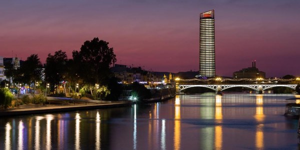 La corona de Torre Sevilla se iluminará de naranja con motivo de la Nocturna del Guadalquivir KH-7