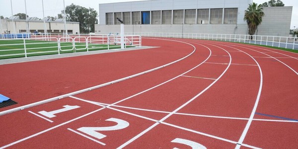 La nueva pista de atletismo de Bellavista, lista para su uso