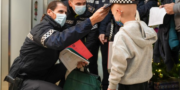 La Policía Local visita a los niños ingresados en el Hospital Virgen del Rocío