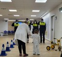 Los agentes tutores de la Policía Local visitan por primera vez a los niños del Hospital Virgen Macarena