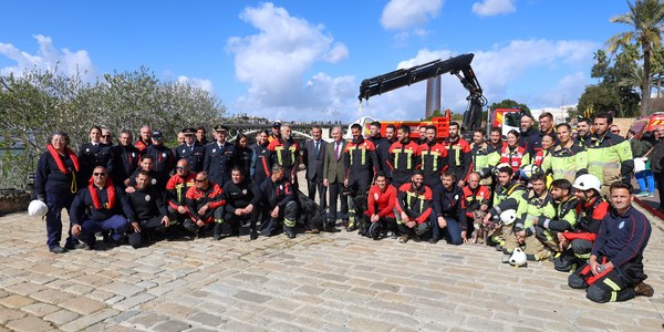 Los bomberos celebran su día con una exhibición, una ceremonia y la reivindicación del parque fluvial