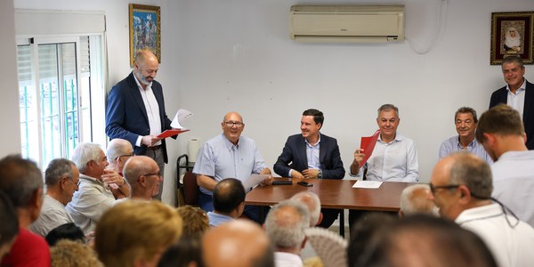 Sanz anuncia el inicio de las obras de rehabilitación de 14 bloques de la plaza Encina del Rey