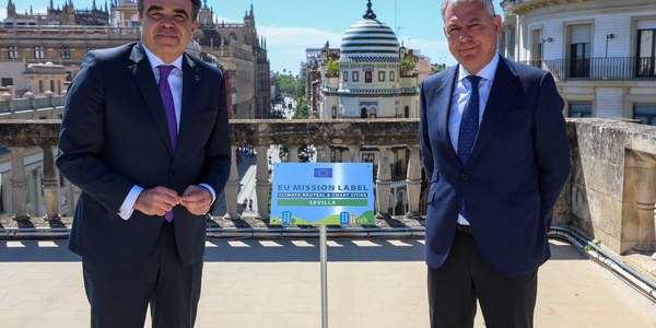 Sanz recibe del vicepresidente Schinas la "EU Mission Label" que reconoce a Sevilla como ciudad climáticamente neutra e inteligente